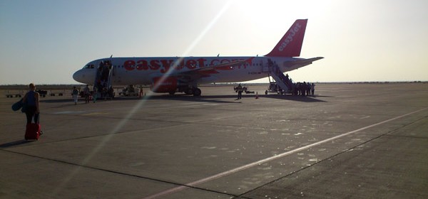 Flugzeug von Easy Jet auf dem Flughafen von Marrakesch