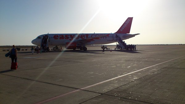 Flugzeug von Easy Jet auf dem Flughafen von Marrakesch