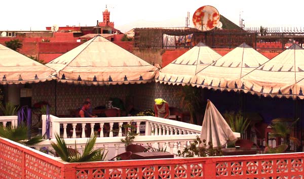 Terrasse des Backpacker Hotel Essaouira in Marrakesch 