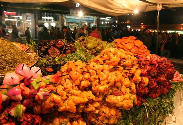 Auf dem Djemaa el Fna in Marrakesch finden Backpacker viel Streetfood