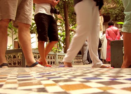 Touristen im Bahia Palast Marrakesch
