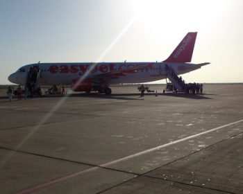 Flugzeug von Easy Jet auf dem Flughafen von Marrakesch