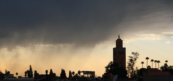 Regenfront am Himmel von Marrakesch