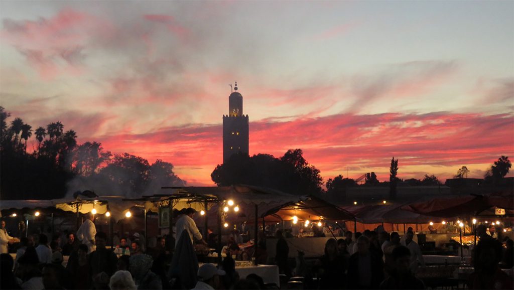 Blick auf die Koutoubia-Moschee vom Djemaa el Fna Marrakesch