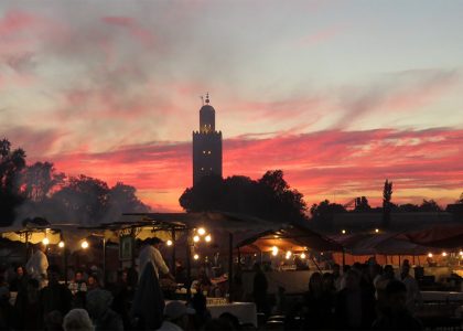 Blick auf die Koutoubia-Moschee vom Djemaa el Fna Marrakesch