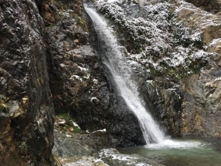 Wasserfall im Winter in der Nähe von Setti Fatma, Marokko