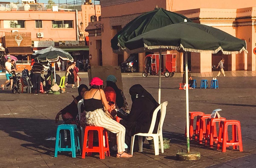 Henna-Frauen auf dem Djemaa el Fna in Marrakesch