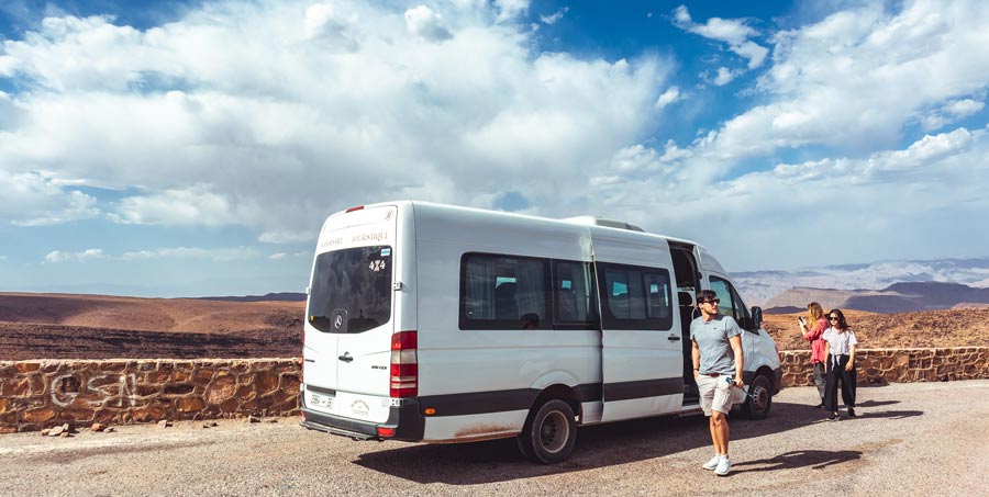 Ein Teil der Fahrt in die Sahara wird in diesem Minibus zurückgelegt.