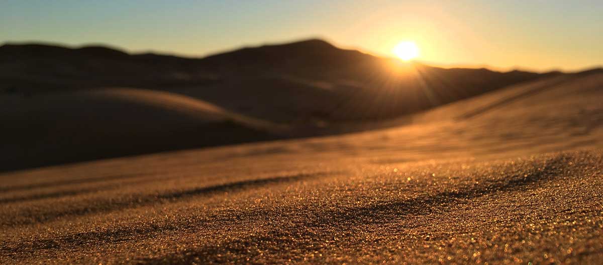 Sonnenaufgang in der Sandwüste (Sahara)