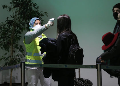 Kontrolle am Flughafen in Marokko, Coronavirus