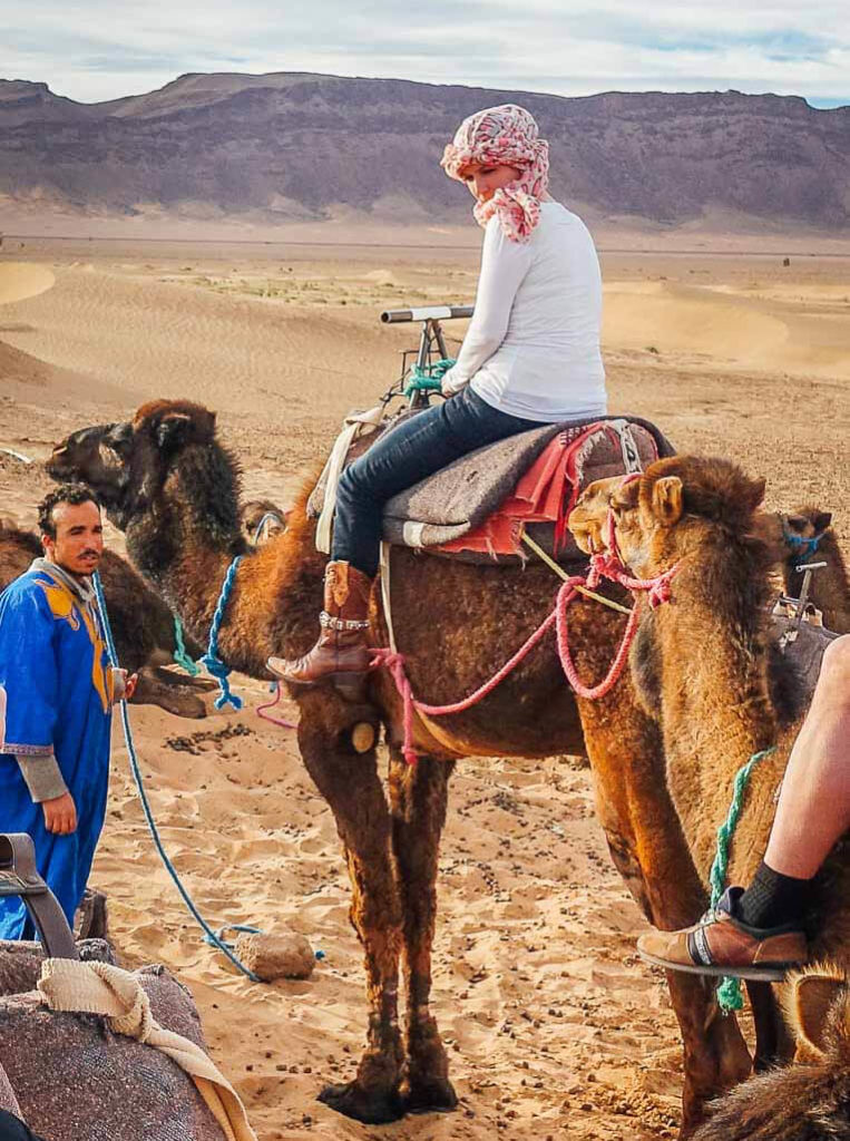 Frau auf einem Dromedar in Marokko