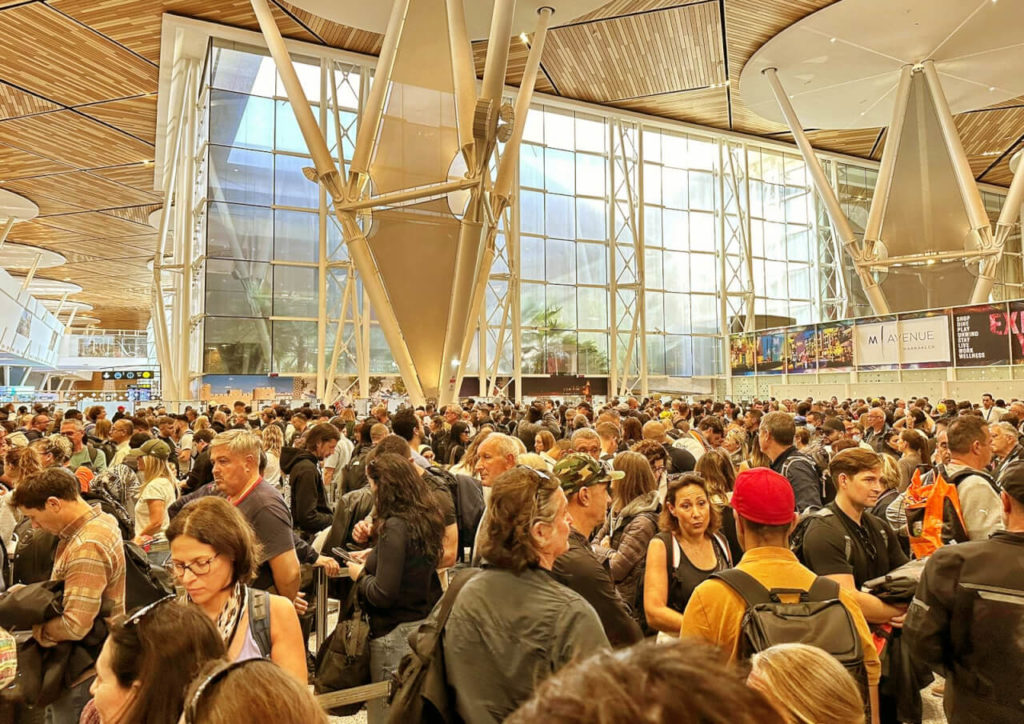 Lange Warteschlange Flughafen Marrakesch