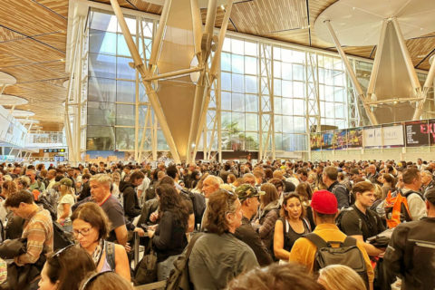 Lange Warteschlange Flughafen Marrakesch