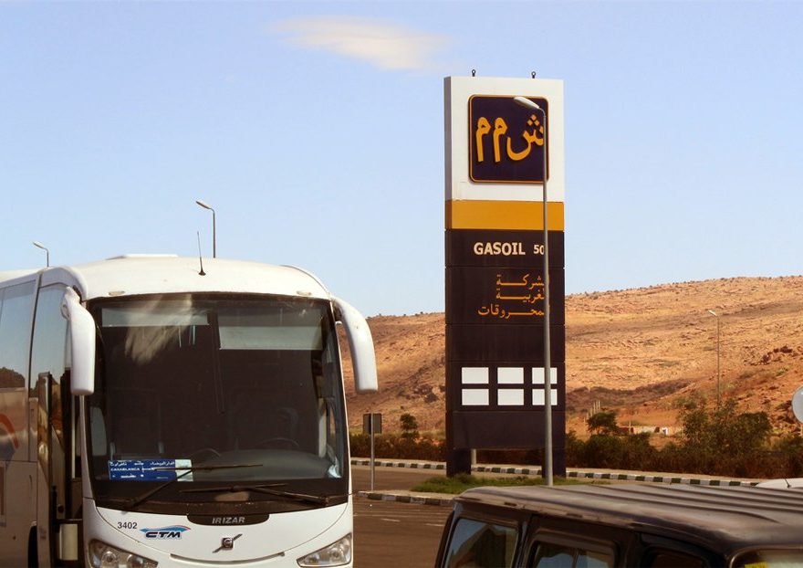 CTM Bus an einer Tankstelle in Marokko