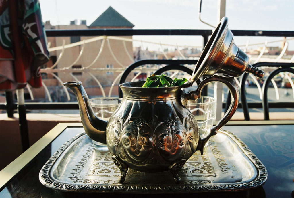 Marokkanische Teekanne mit Minze