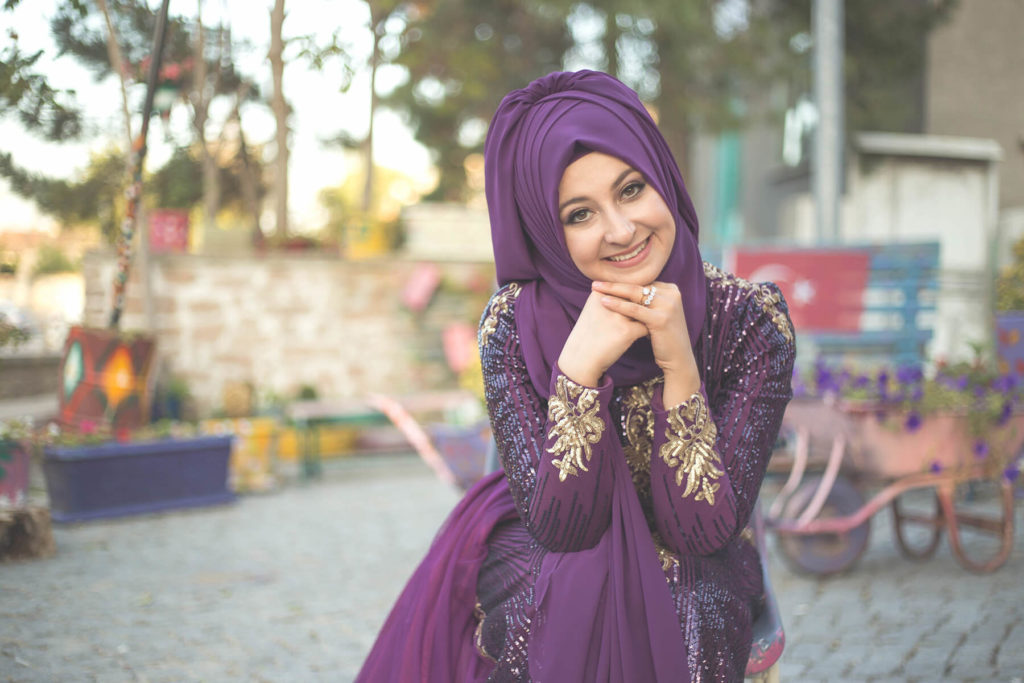Frau mit marokkanischer Abaya und Hijab