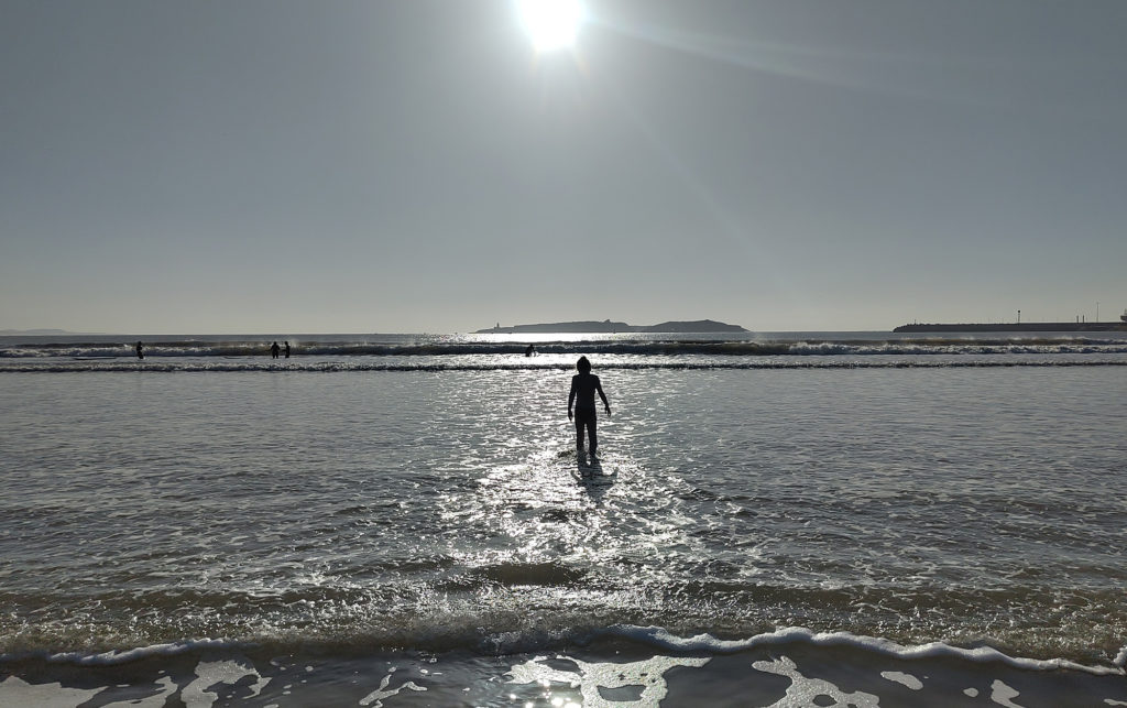 Kind badet im Atlantik