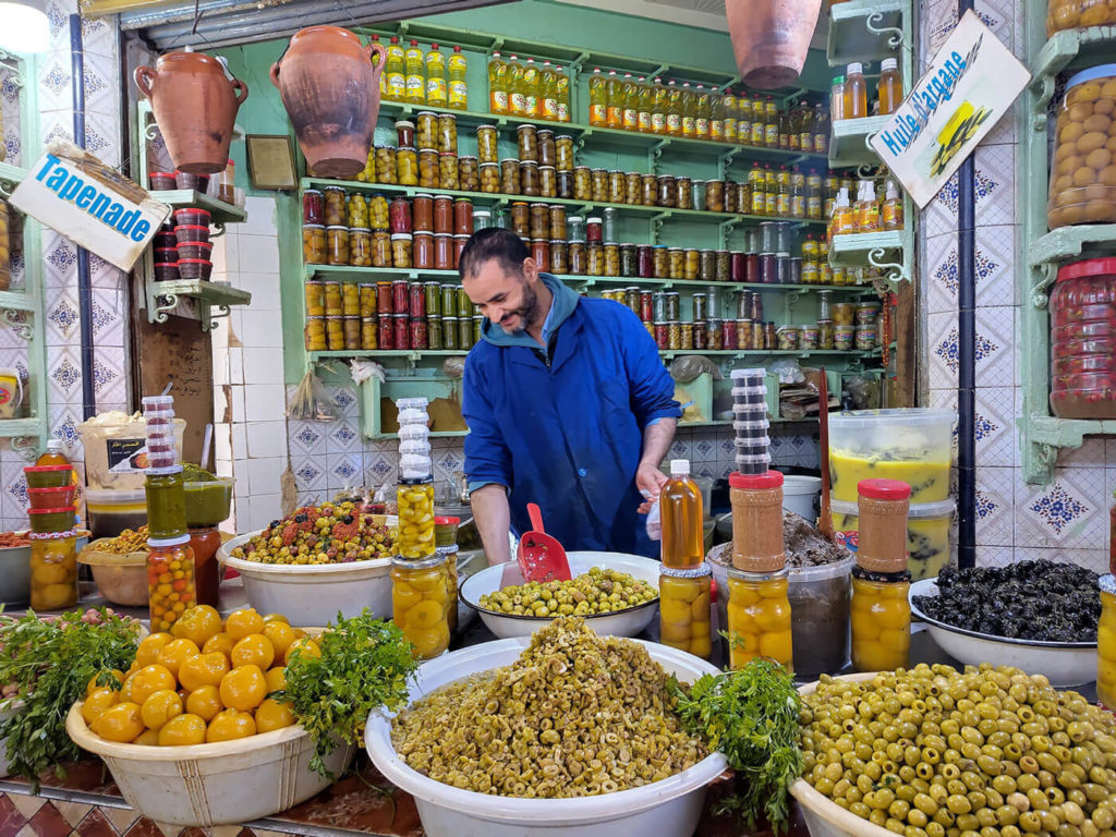 Olivenhändler in der Markthalle in Marrakesch